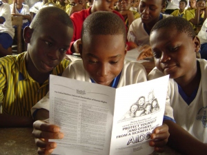 Unge for Menneskerettigheder leverer publikationer og materialer til gruppe-undervisningsaktiviteter.